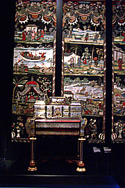 im Vordergrund: Schreibsekretär, Atelier Hendrik van Soest zugeschrieben,  Antwerpen, um 1705, verschiedene Hölzer, Zinn, Schildpatt, Messing(Foto: Marikka-Laila Maisel)